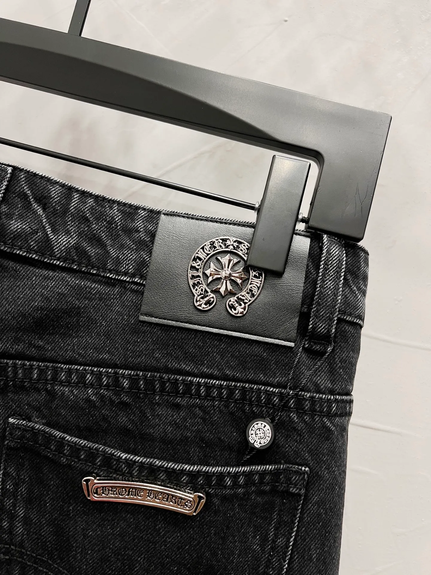 P240 Style number: [M940] Chrome hearts & Chrome hearts 25ss pink and black leather black pants cross patch leather jeans CH Chrome hearts double knee cross patch leather bo1 version logging pants straight working pants B136 Chrome hearts cross Sanskrit overalls Counter price 24W level, patchwork cross flower embellishment, high waist washed jeans! ! Absolutely high-end luxury products, 1.9W level god-level single products, super popular products, made by top heavy industry, not to be missed. About Zangyin, this is an extremely luxurious fashion brand, which can also be called the nobles of the high street. It has always been an exclusive brand of some hipsters or rich second generation. Compared with ordinary high streets, it is more luxurious and noble. Compared with luxury brands, it has a more fashionable personality and has always been a brand that I have a special liking for. Imported yarn is custom-woven into a high-density twill canvas, which ensures a crisp shape while also making the fabric feel very delicate. It follows the B01 classic shape, with a crisp and stylish upper body. The ready-made garments are stone-ground and fermented, so they can be matched with any style. Buttons and zinc-brushing are washed with genuine YKK retro metal products. Double-layered canvas on the front. Perfect details. All hardware is perfect. Size: 30-32-34-36 Color: pink and black leather and black pants